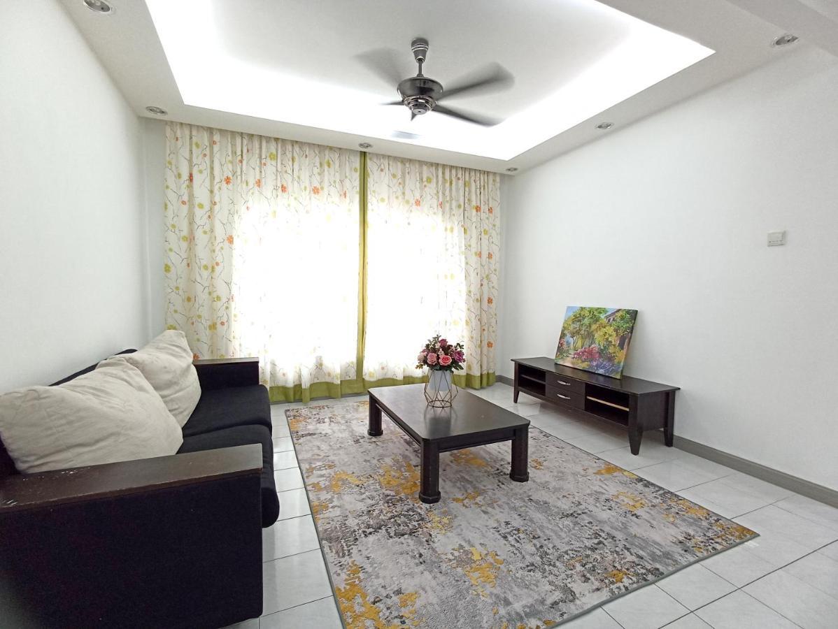 Tropika Homestay Bangi With 3 Bedrooms Kajang Exteriér fotografie